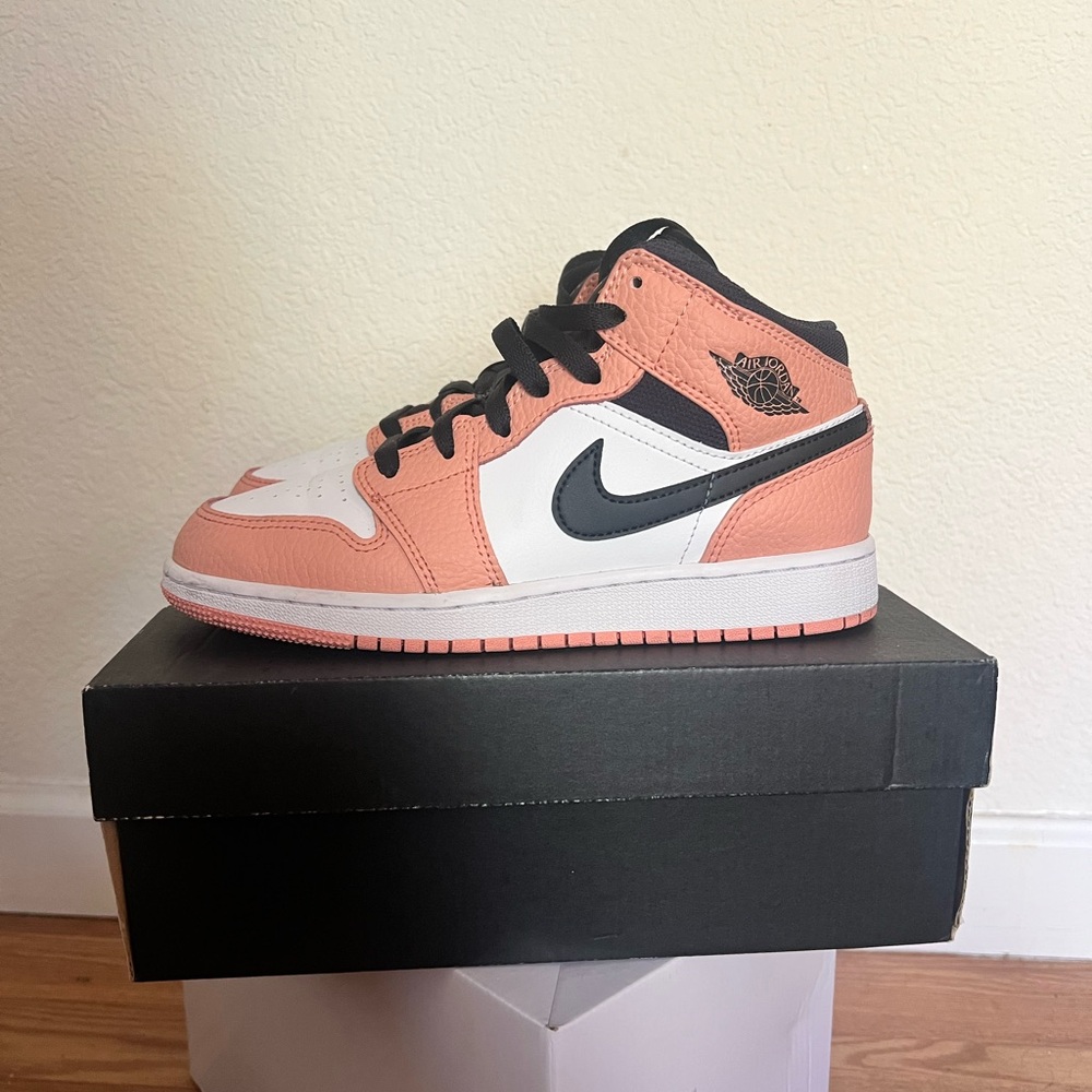 Nike Kids Sneakers in Peach and Black